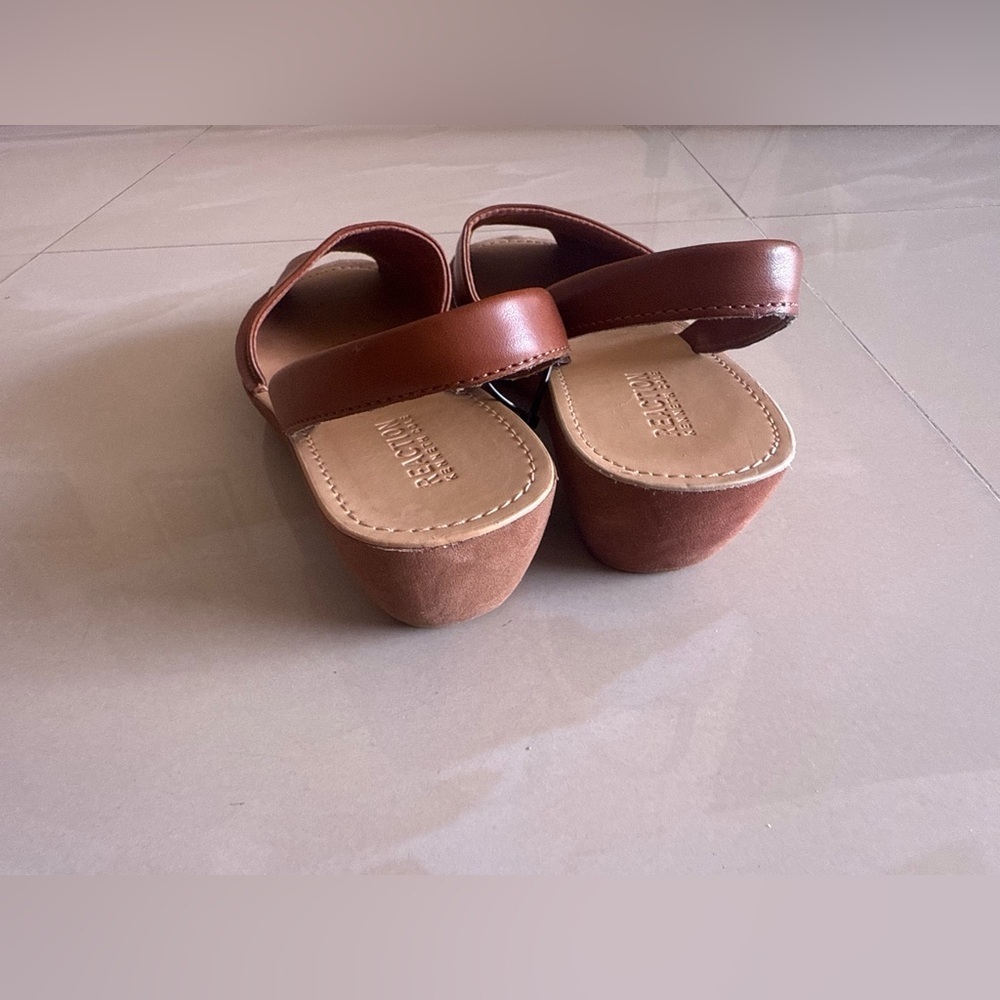 Reaction Kenneth Cole Brown 2” Platform, Peep-toe shoes 8/39 - Picture 4 of 14